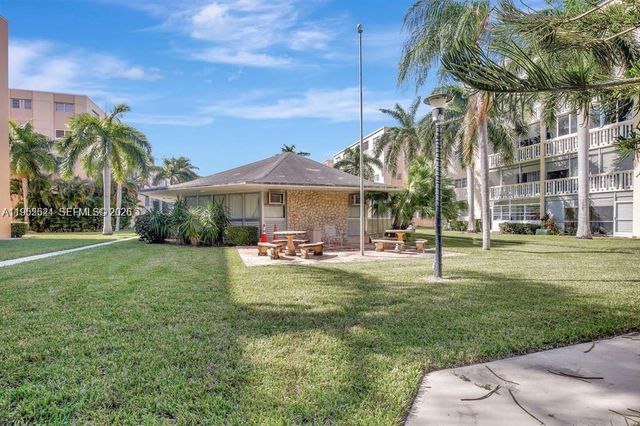 219 NE 14th Ave 107, Hallandale Beach, FL 33009