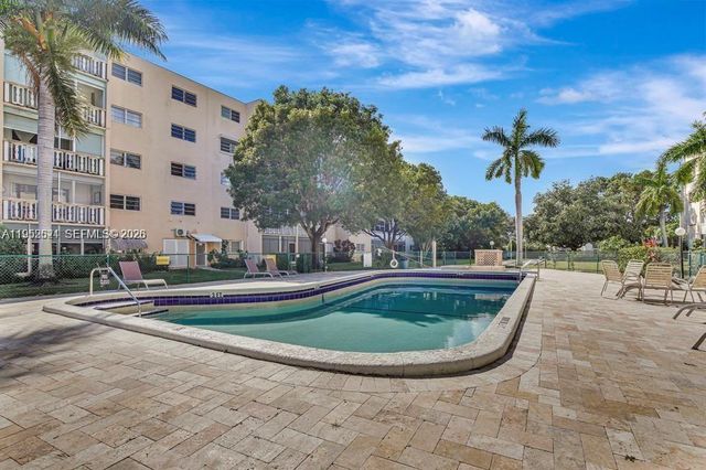 219 NE 14th Ave 107, Hallandale Beach, FL 33009