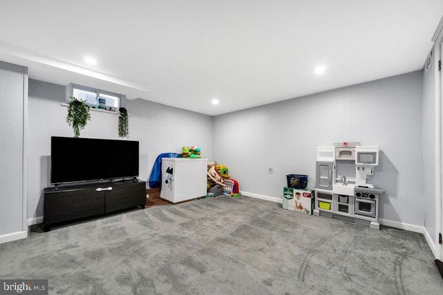 945 FARISTON DR, Drexel Hill, PA 19026