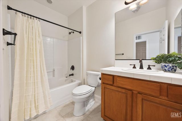 420 Hollyhill Drive, Bakersfield, CA 93312