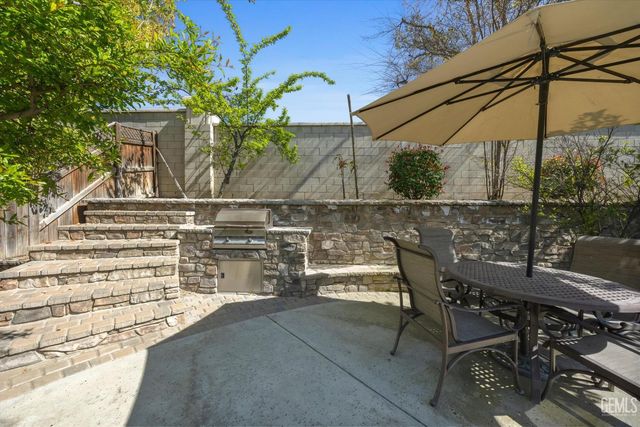 420 Hollyhill Drive, Bakersfield, CA 93312