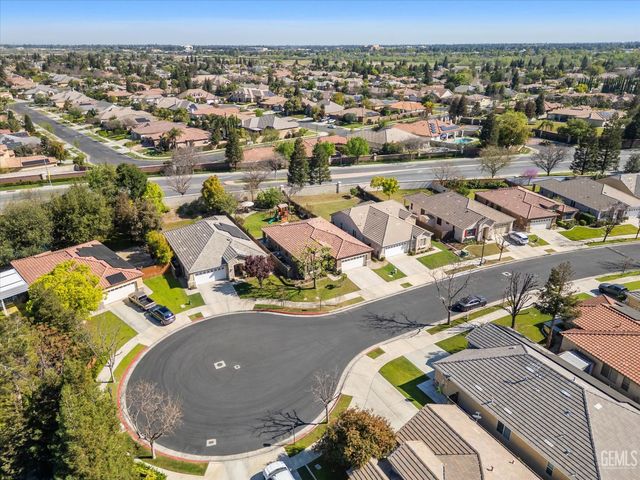 420 Hollyhill Drive, Bakersfield, CA 93312