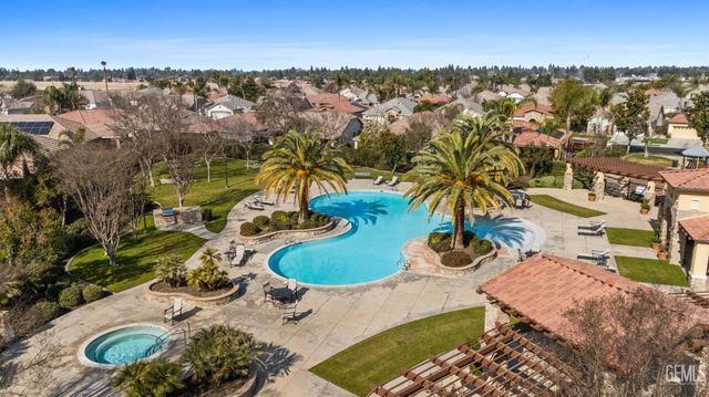 420 Hollyhill Drive, Bakersfield, CA 93312