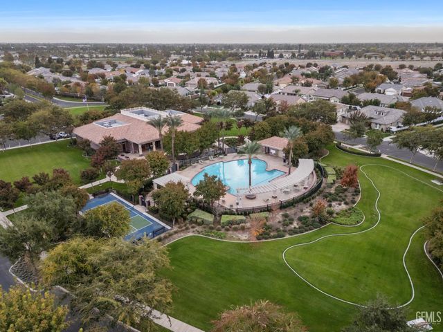 420 Hollyhill Drive, Bakersfield, CA 93312