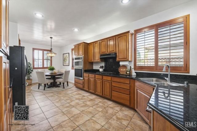 420 Hollyhill Drive, Bakersfield, CA 93312