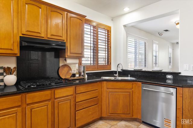 420 Hollyhill Drive, Bakersfield, CA 93312