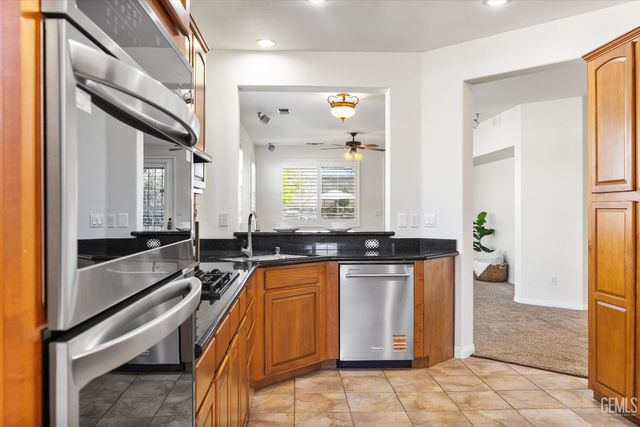 420 Hollyhill Drive, Bakersfield, CA 93312