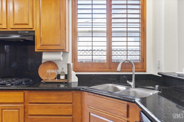 420 Hollyhill Drive, Bakersfield, CA 93312