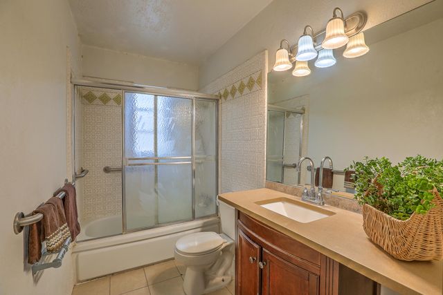 2812 Los Arboles Court NE, Albuquerque, NM 87112