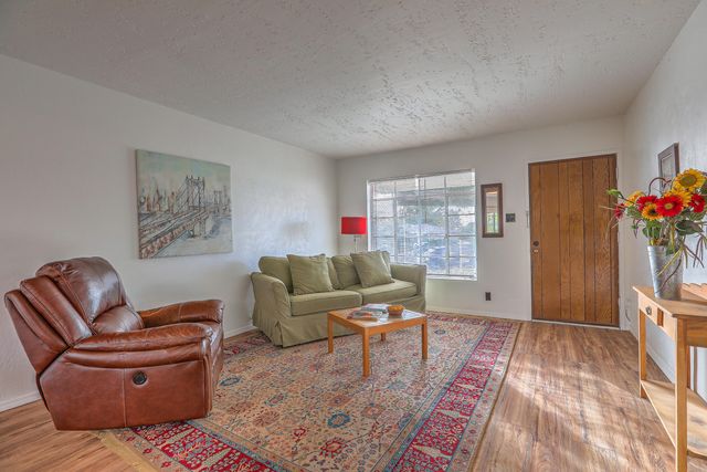 2812 Los Arboles Court NE, Albuquerque, NM 87112