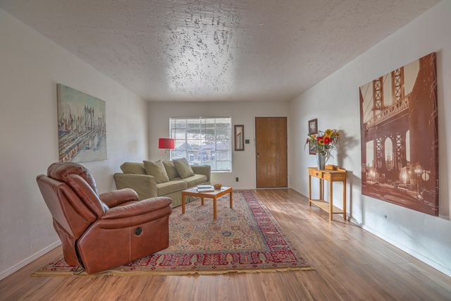 2812 Los Arboles Court NE, Albuquerque, NM 87112