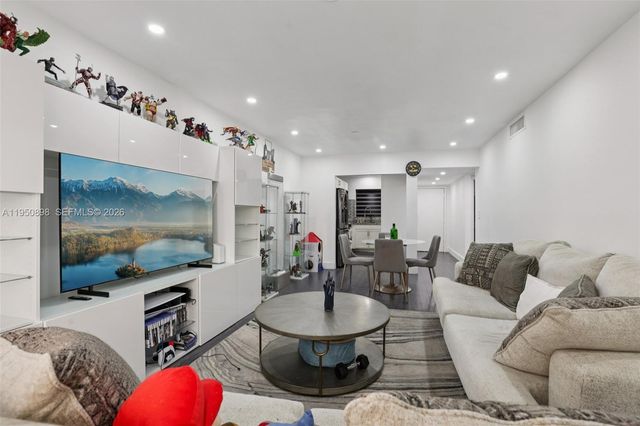 1630 W 46th St 208F, Hialeah, FL 33012