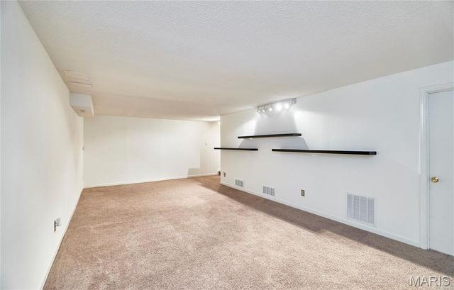 221 Braeshire Drive A, Ballwin, MO 63021