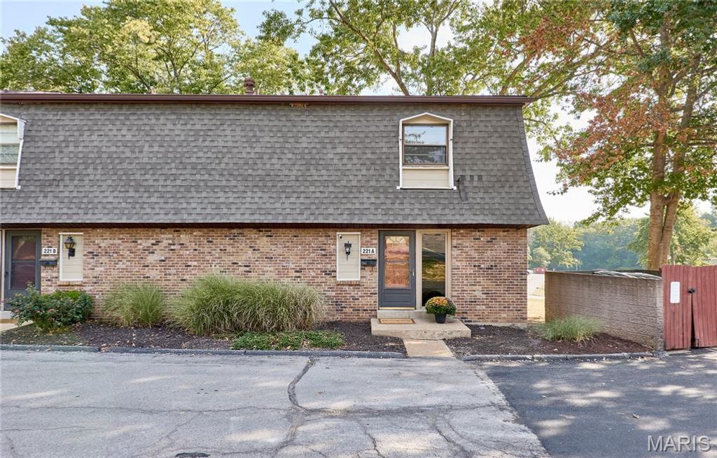 221 Braeshire Drive A, Ballwin, MO 63021