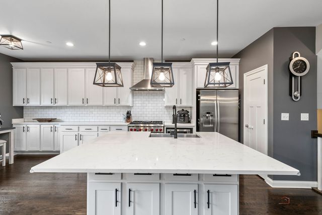 636 Parkside Court, Libertyville, IL 60048