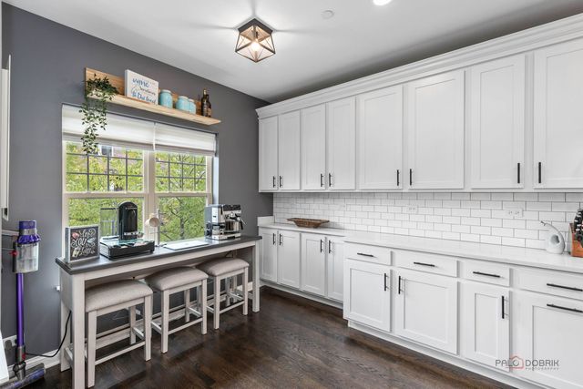 636 Parkside Court, Libertyville, IL 60048