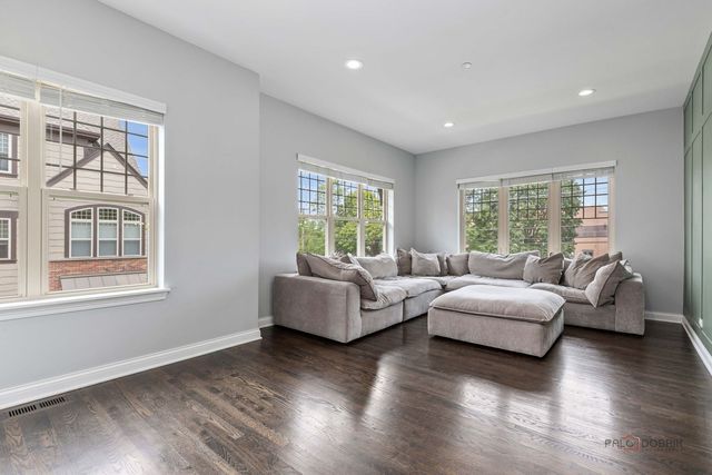 636 Parkside Court, Libertyville, IL 60048