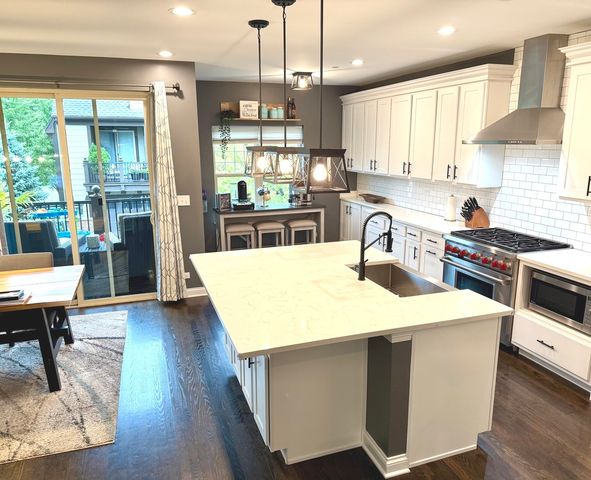 636 Parkside Court, Libertyville, IL 60048