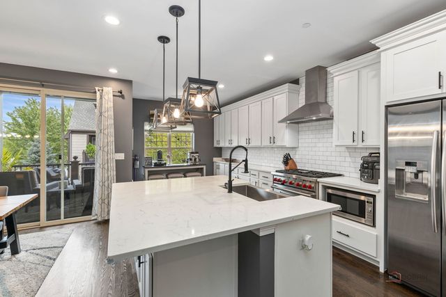 636 Parkside Court, Libertyville, IL 60048