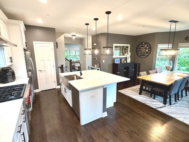 636 Parkside Court, Libertyville, IL 60048