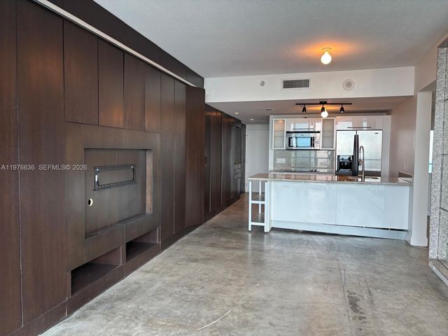 185 SW 7th St 4004, Miami, FL 33130