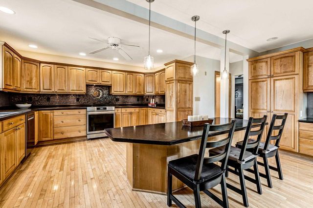 2221 S 79th STREET, West Allis, WI 53219