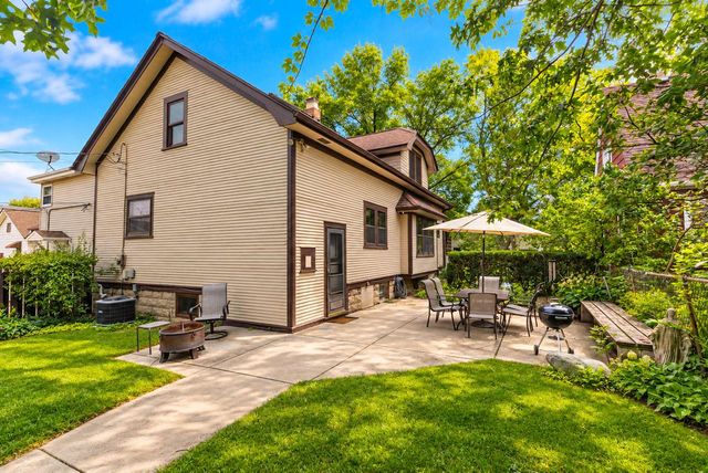 2221 S 79th STREET, West Allis, WI 53219