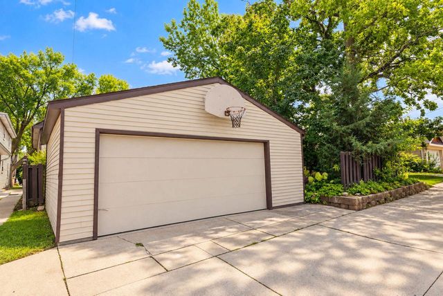 2221 S 79th STREET, West Allis, WI 53219