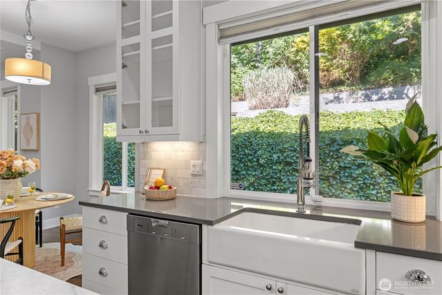 2424 108th Avenue NE, Bellevue, WA 98004