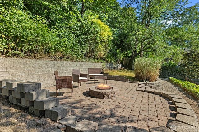 2424 108th Avenue NE, Bellevue, WA 98004
