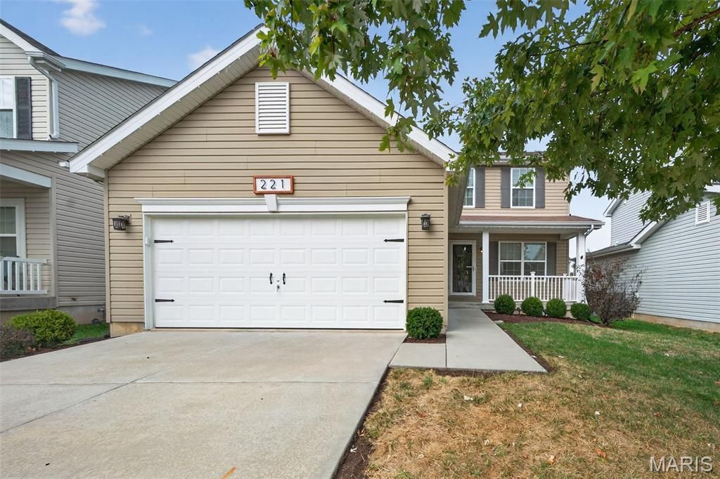 221 Pecan Bluffs Drive, Wentzville, MO 63385