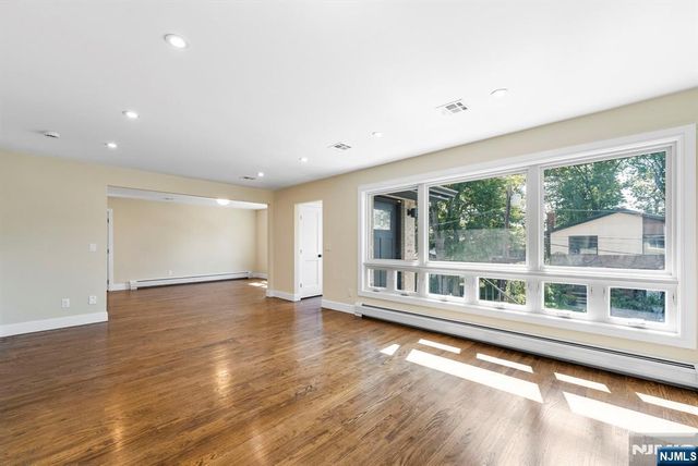 1087 Kingsland Lane, Fort Lee, NJ 07024