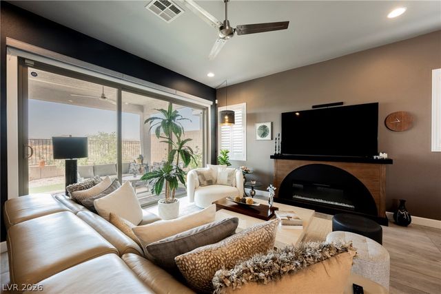 8947 Golden Crow Avenue, Las Vegas, NV 89148