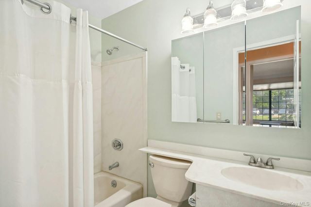 21 Foxwood Drive 2, Pleasantville, NY 10570