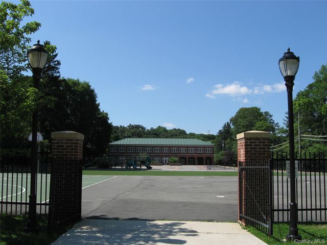 21 Foxwood Drive 2, Pleasantville, NY 10570