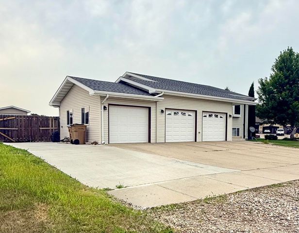 2320 SW 5th Ave, Minot, ND 58701