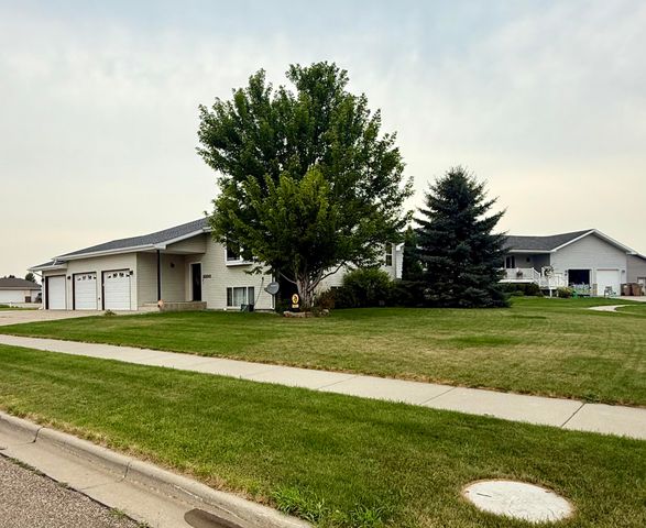 2320 SW 5th Ave, Minot, ND 58701
