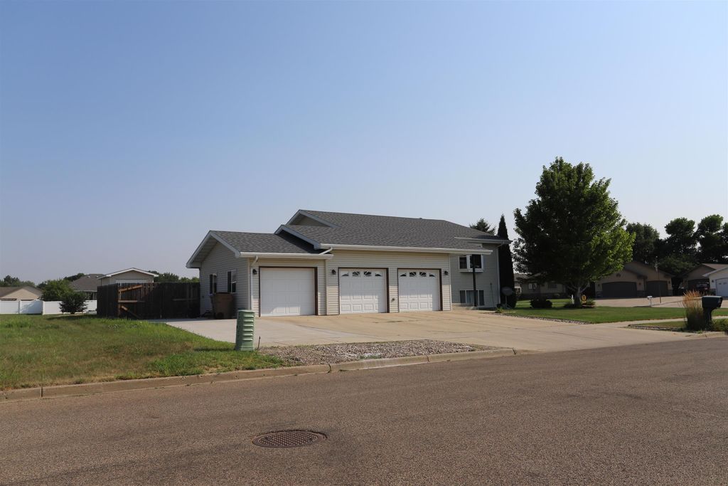 2320 SW 5th Ave, Minot, ND 58701