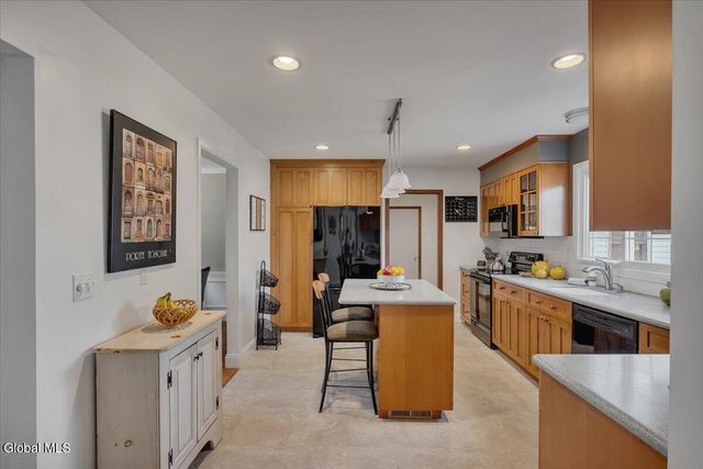 29 Bayberry Drive, Halfmoon, NY 12065