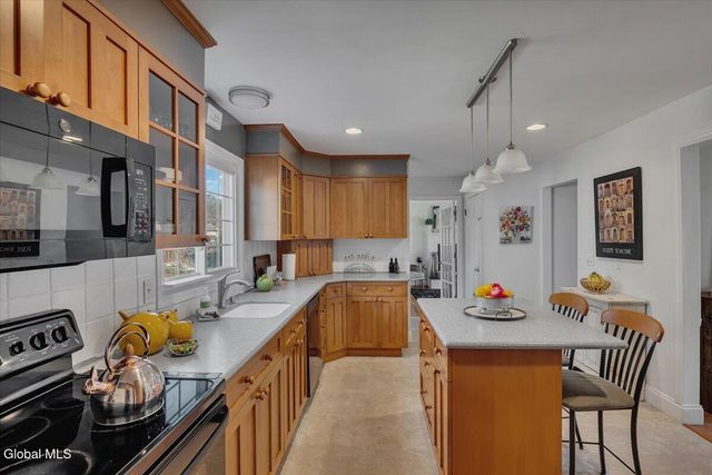 29 Bayberry Drive, Halfmoon, NY 12065