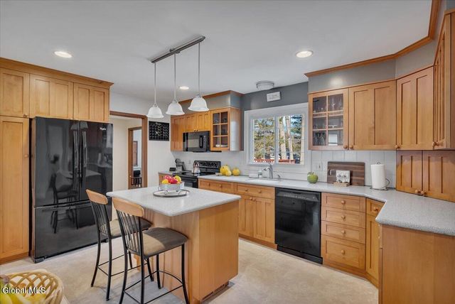 29 Bayberry Drive, Halfmoon, NY 12065