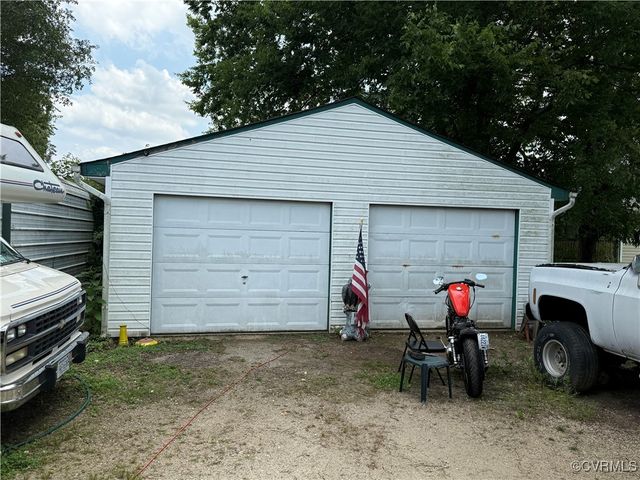 205 Maple Grove Ave, Colonial Heights, VA 23834