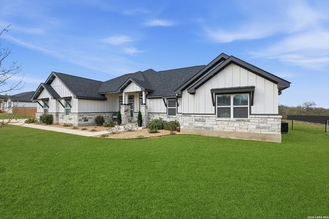 113 Hondo Dr, La Vernia, TX 78121