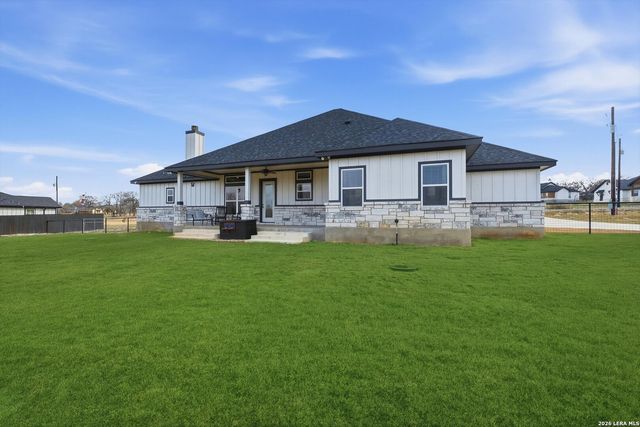 113 Hondo Dr, La Vernia, TX 78121