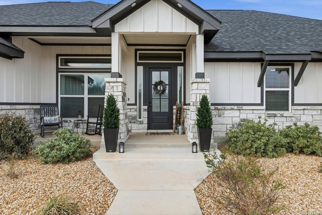 113 Hondo Dr, La Vernia, TX 78121