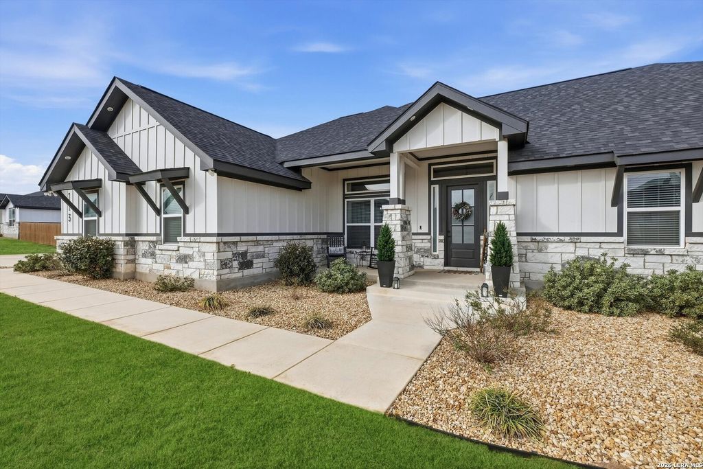 113 Hondo Dr, La Vernia, TX 78121