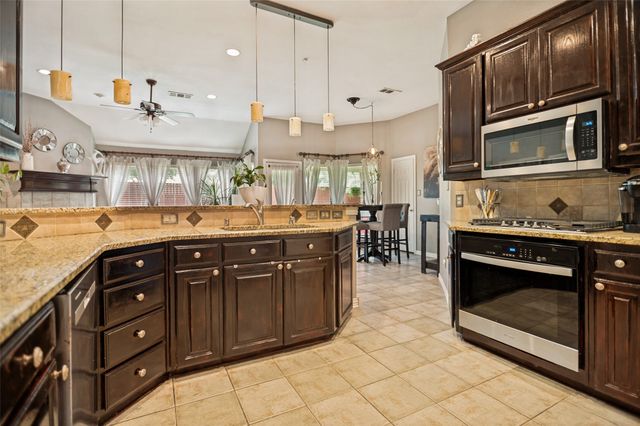 902 Granview Drive, Lewisville, TX 75067