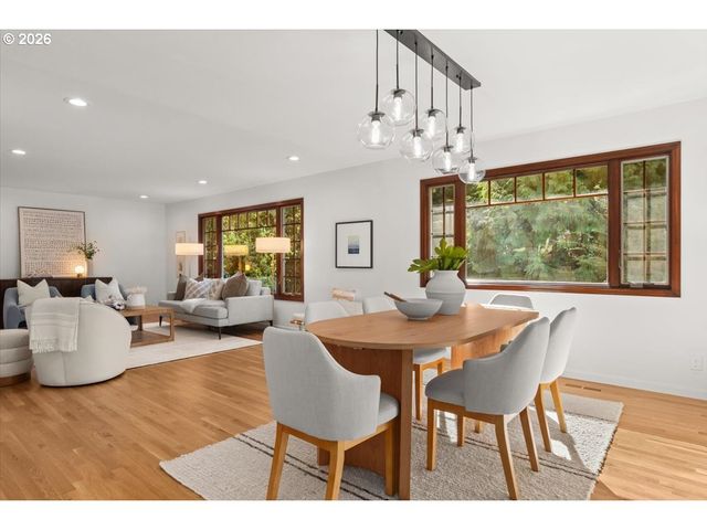 4102 Sw WESTDALE Dr, Portland, OR 97221