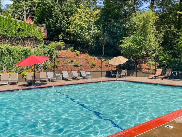 4102 Sw WESTDALE Dr, Portland, OR 97221