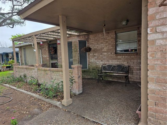 2104 Saint Charles Dr, Portland, TX 78374